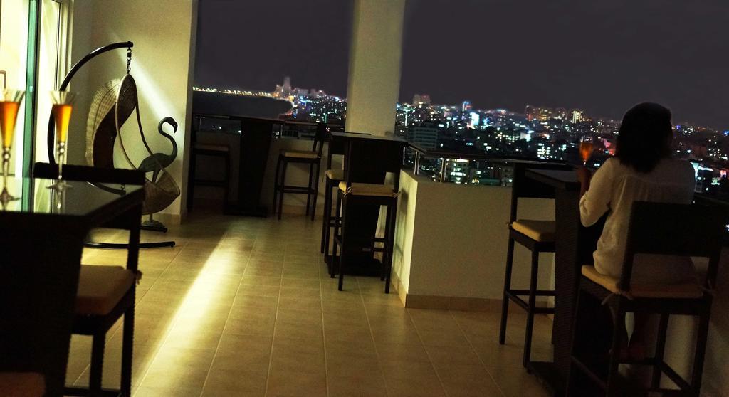 The Penthouse Above Sea Apartment Dehiwala-Mount Lavinia Luaran gambar