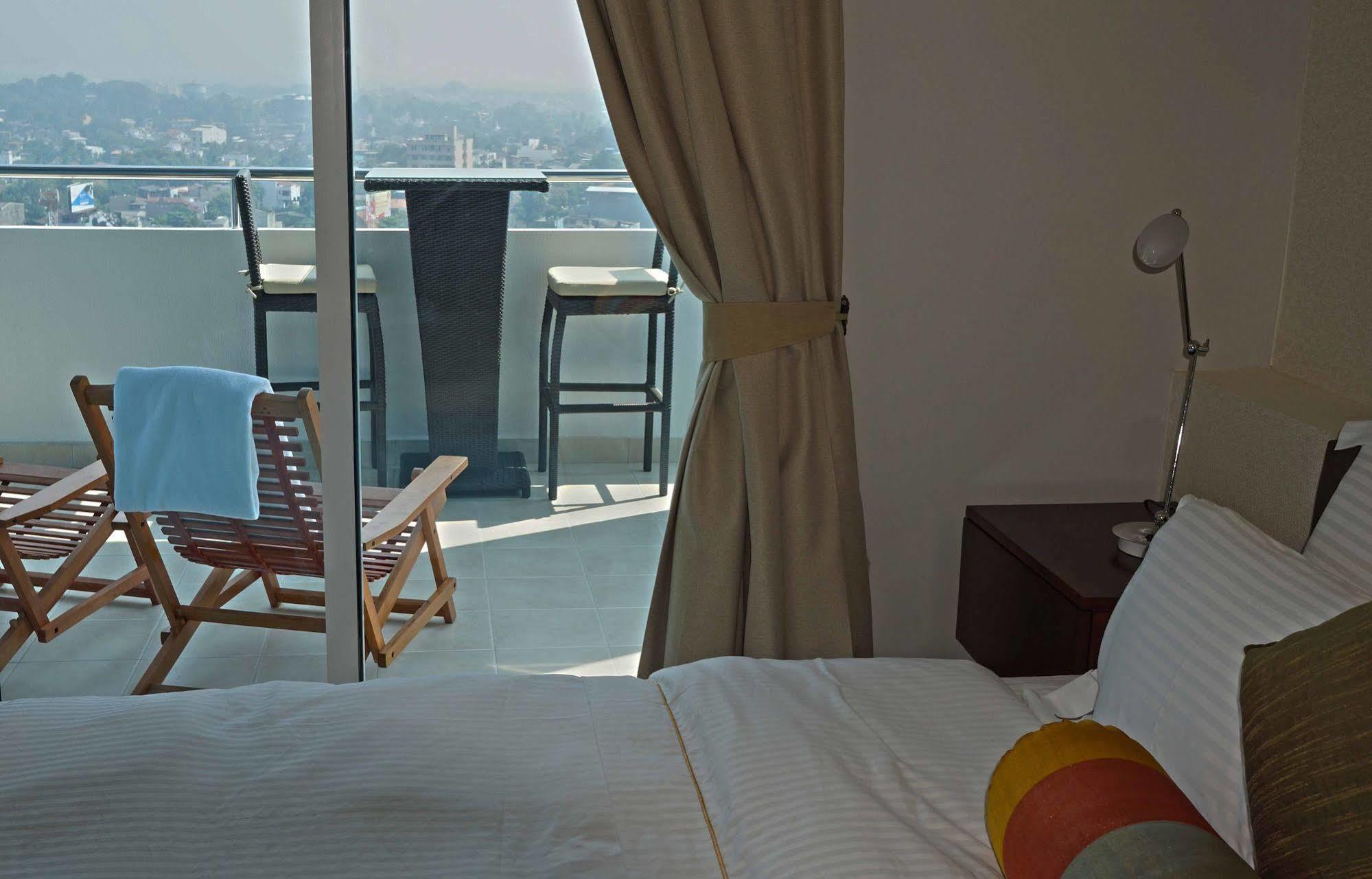 The Penthouse Above Sea Apartment Dehiwala-Mount Lavinia Luaran gambar