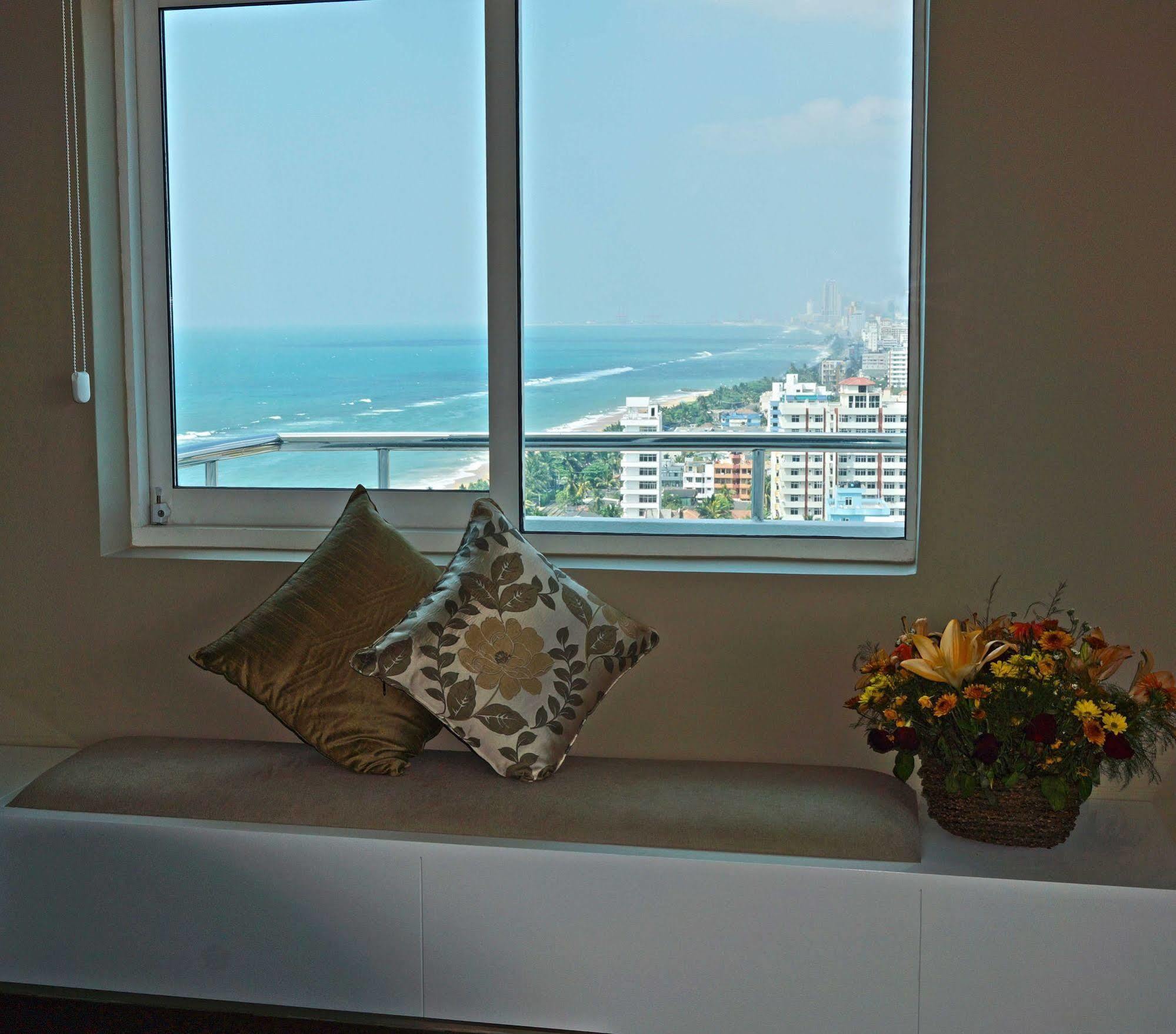 The Penthouse Above Sea Apartment Dehiwala-Mount Lavinia Luaran gambar